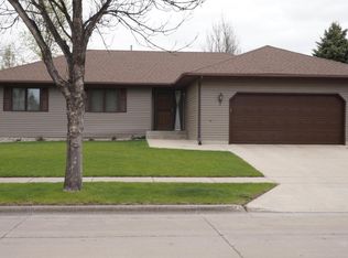 3386 Primrose Ct, Grand Forks, ND 58201