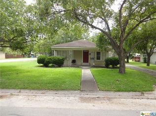 1031 E Weinert St, Seguin, TX 78155