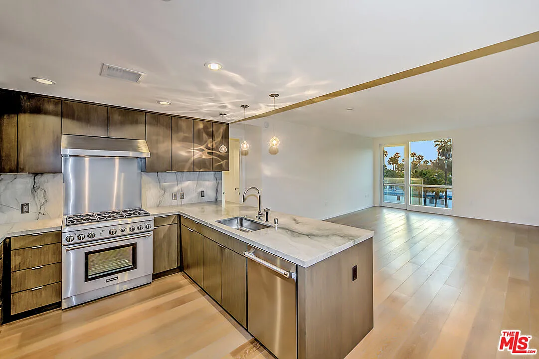 2 bed, 2.0 bath, 1494 sqft, $7,400 — Photo 3