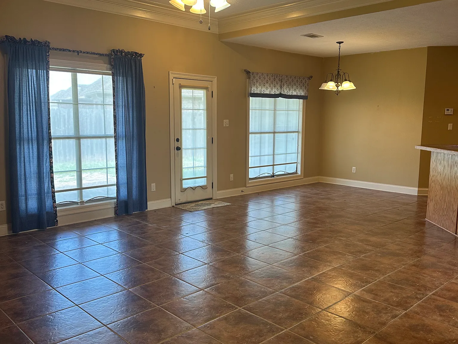 4 bed, 2016 sqft, $2,500 — Photo 4
