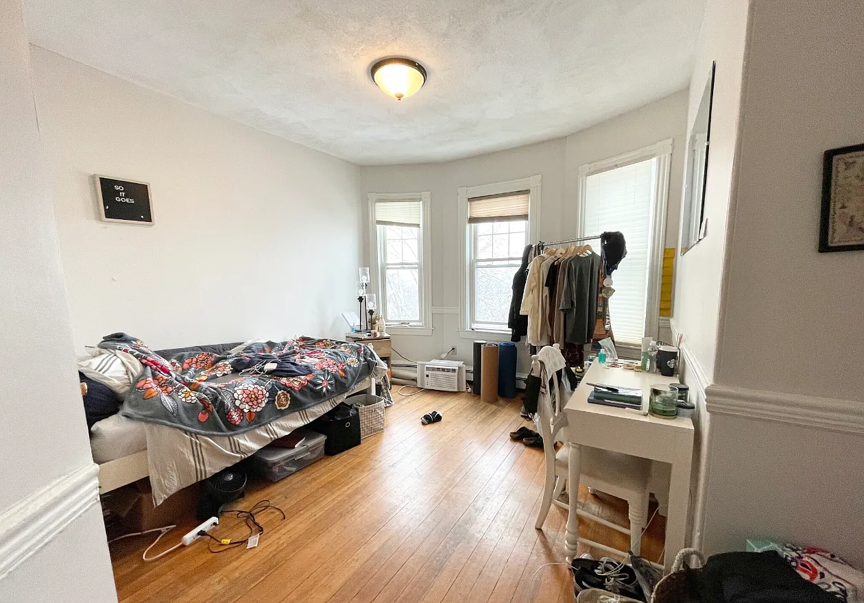 4 bed, 9999 sqft, $3,800 — Photo 3