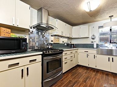 Great kitchen with huge sink, dual-fuel range and custom counters/backsplash.