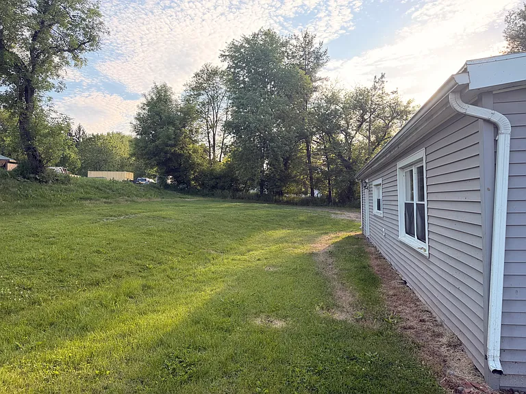 446 E River St — Photo 19