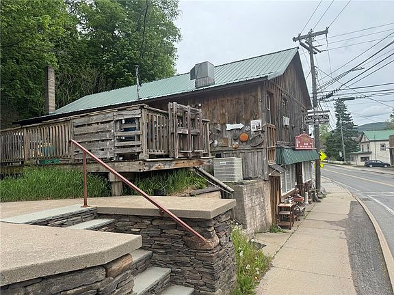 4th image of 581 Main St
