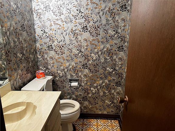 4th image of 4449 Woodland Dr APT C