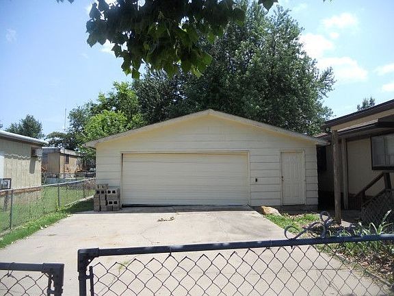 2nd image of 2701 E Oakland Pl