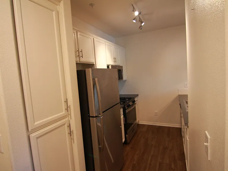 251 Robinson St — Photo 23