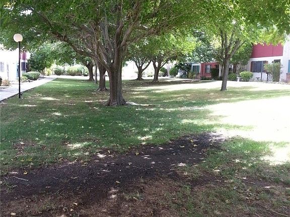 2nd image of 546 Greenbriar Townhouse Way