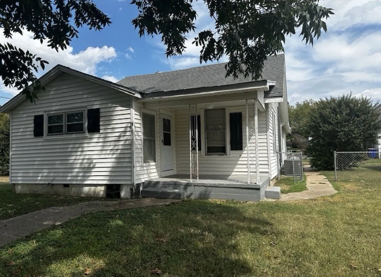 3 bed, 2.0 bath, 1896 sqft, $1,850 — Photo 3