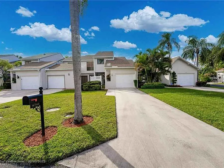 6744 Canary Palm Cir — Photo 2