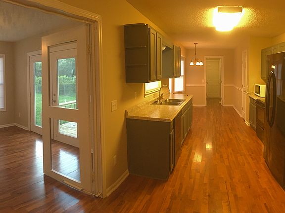 Eat-In Kitchen & Breakfast Nook