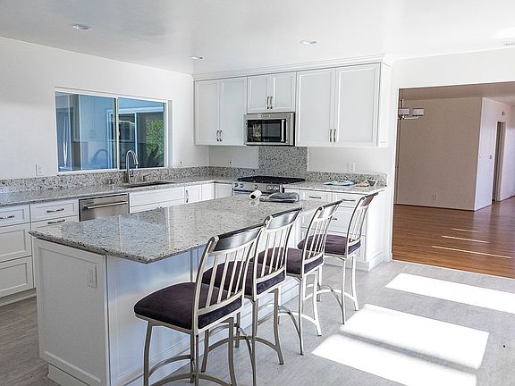 5th image of 808 Golden Park Ave