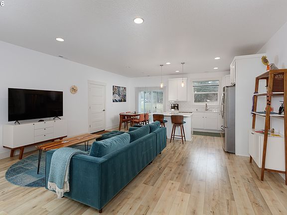 5th image of 252 Estabrook Rd