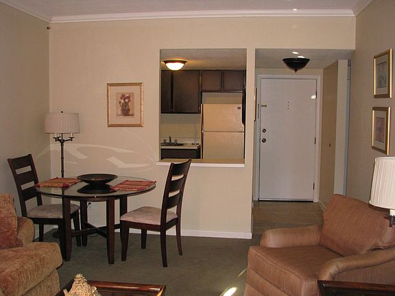 3rd image of 2106 Kanawha Blvd E