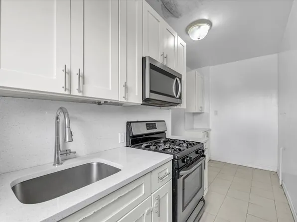 402 Bayridge Parkway image 2 of 11