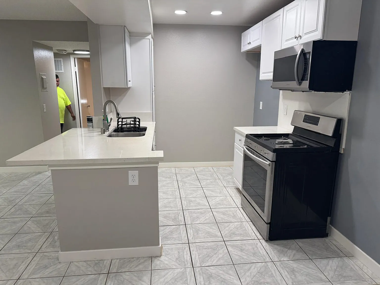 2 bed, 2.0 bath, 994 sqft, $2,150 — Photo 2