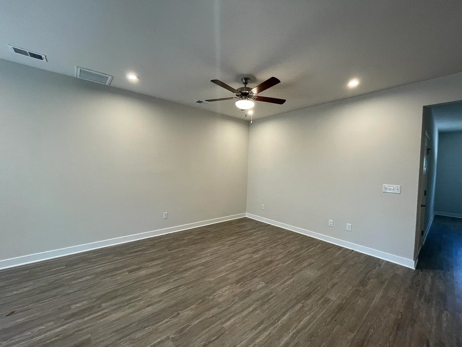 3 bed, 2.5 bath, 1464 sqft, $2,050 — Photo 3