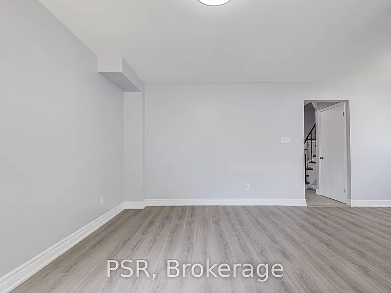 166 Adele Cres — Photo 20