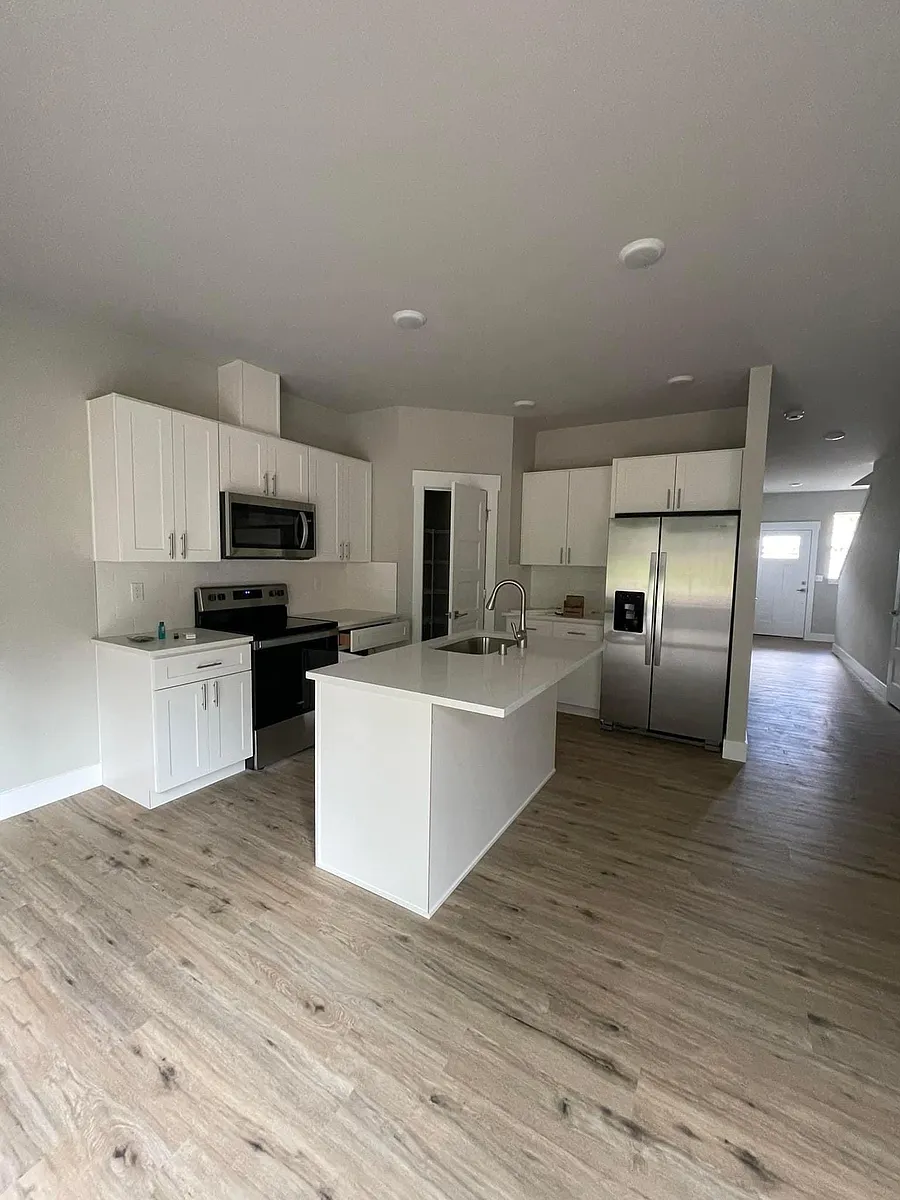 Building Photo - 818 SW Gertrude Ave #D