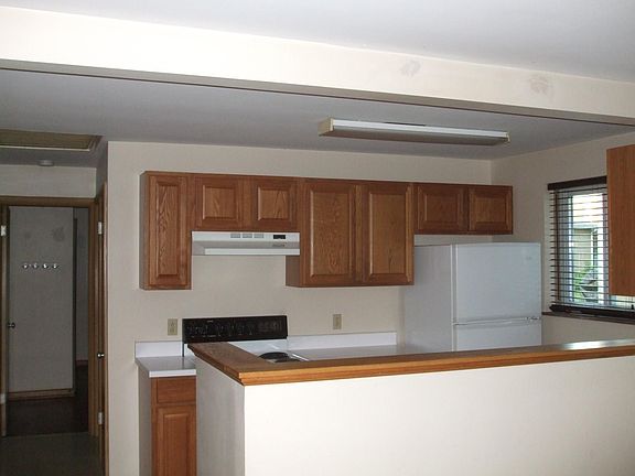 3rd image of 698 Springs Dr