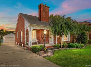 1882 Lochmoor Blvd, Grosse Pointe Woods, MI 48236