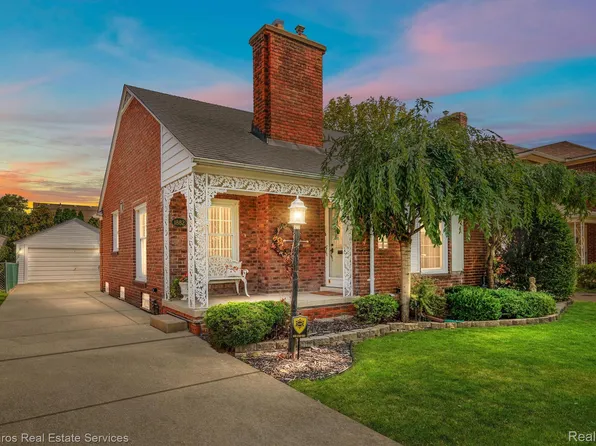 1882 Lochmoor Blvd, Grosse Pointe Woods, MI 48236