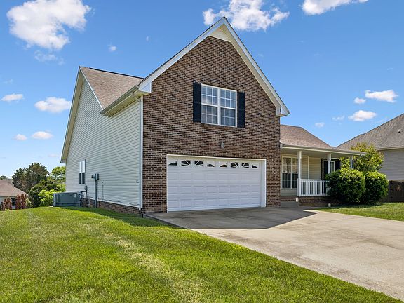 3rd image of 688 Fallbrook Ln