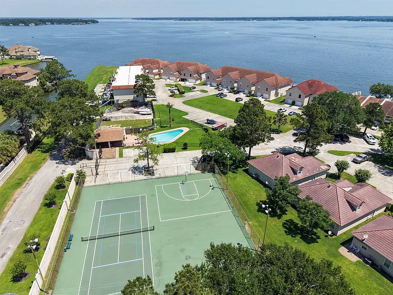 16 Regency Point — Photo 35