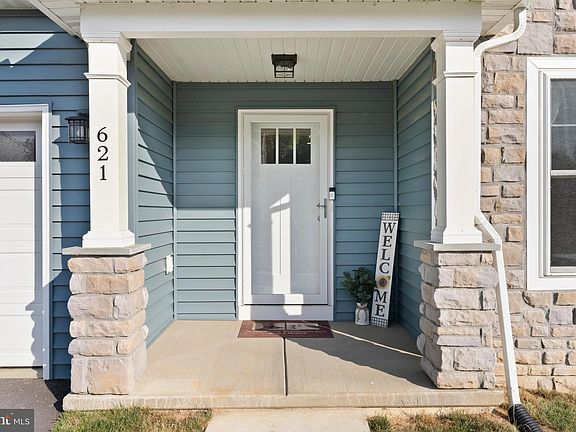 3rd image of 621 N Pier Dr