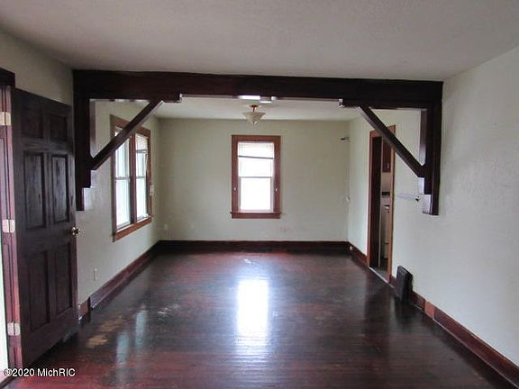 5th image of 143 Meachem Ave