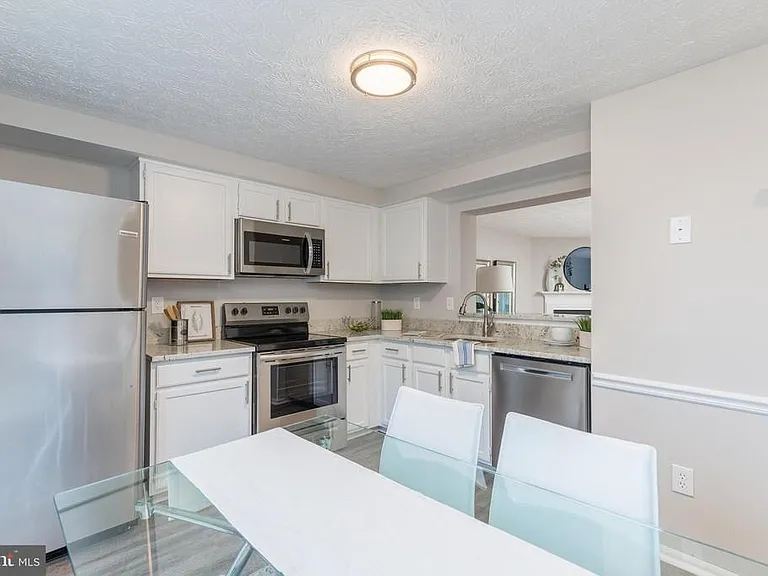 1334 E Spring Meadow Ct — Photo 3