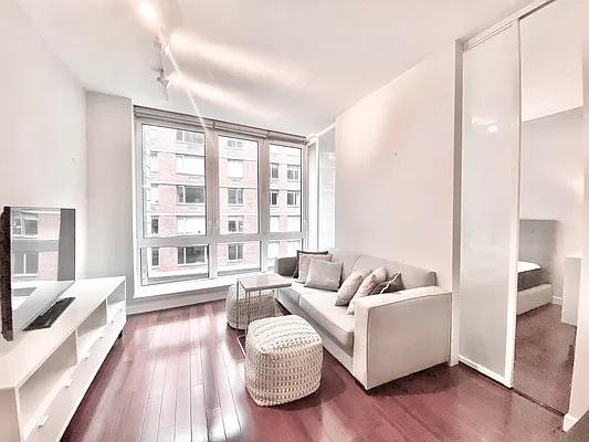 Rented by Bond New York | media 33