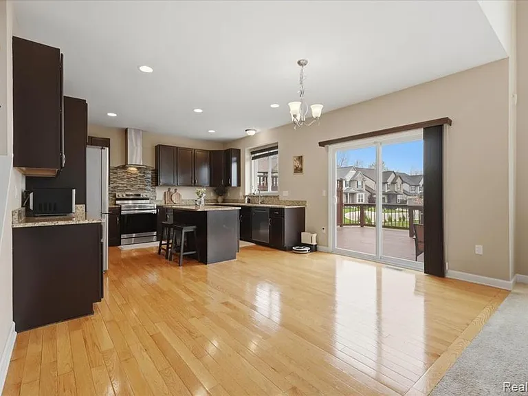 1114 Wales Dr — Photo 12