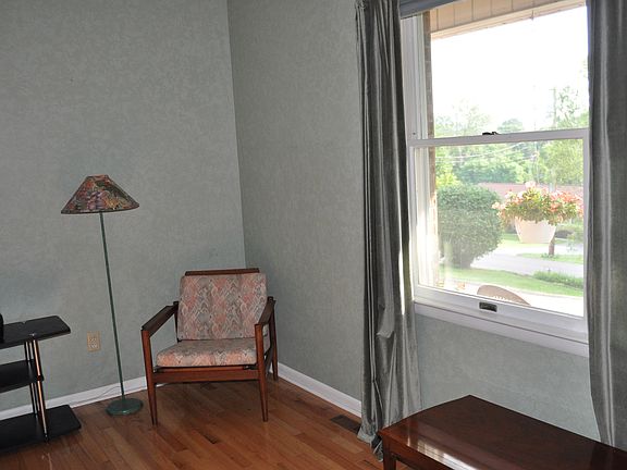 4th image of 140 Essex Dr