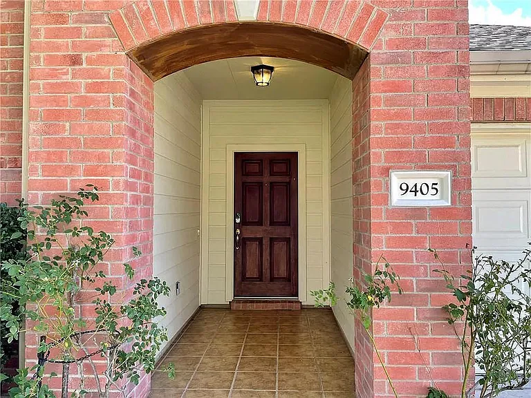 9405 Castle Pines Dr — Photo 2