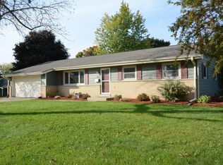 302 Roberts Dr, Mukwonago, WI 53149