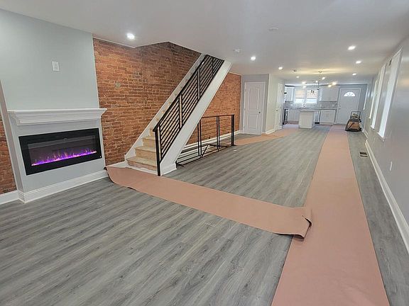 3rd image of 402 W Queen Ln