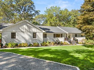 25 Pinoak Lane, Saint James, NY 11780