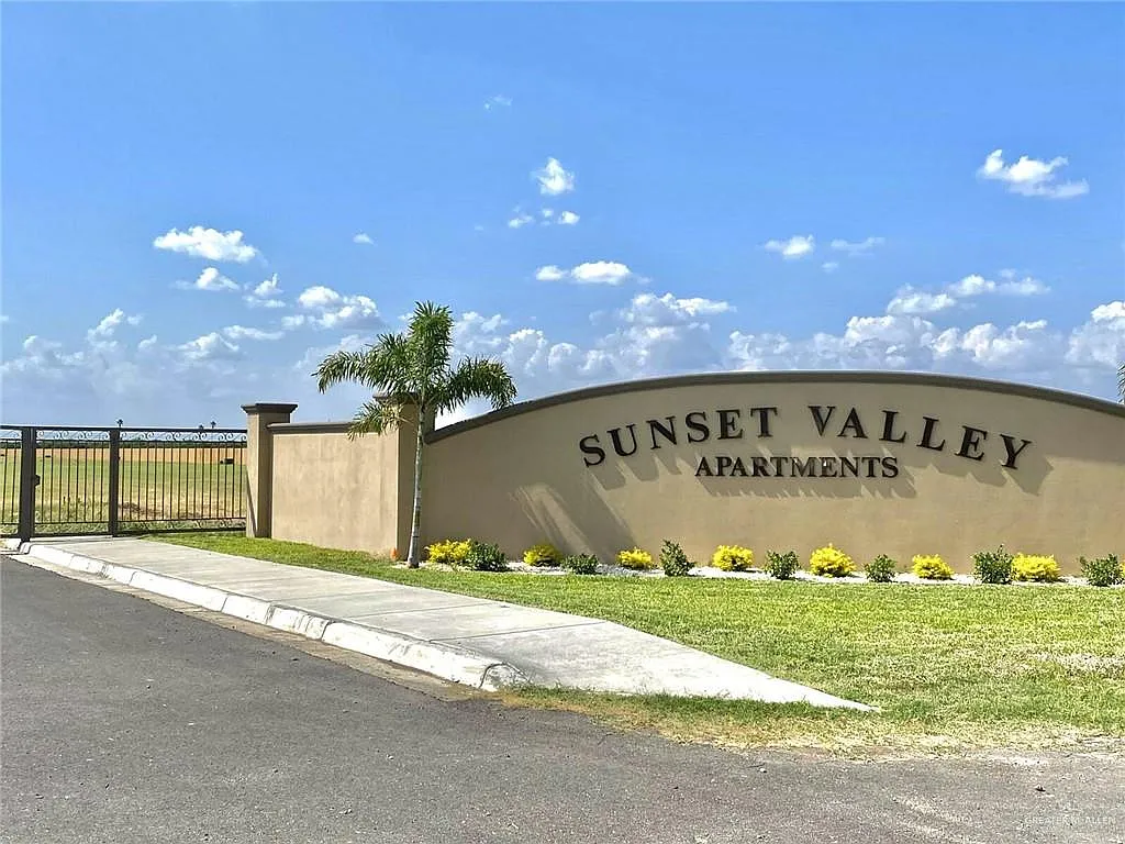 2 bed, 2.0 bath, 928 sqft, $1,075 — Photo 2