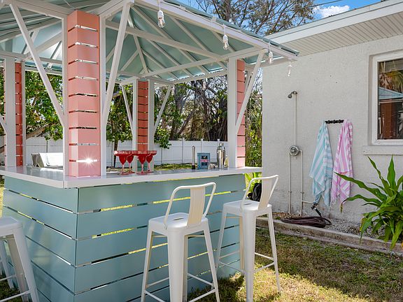 Pull up a seat and let the good times roll! Rinse off the sand in the outdoor shower, then sip a frozen margarita at the playful blue-and-pink cabana bar _ the perfect pre-dinner hangout for sunshine lovers and sunset chasers.