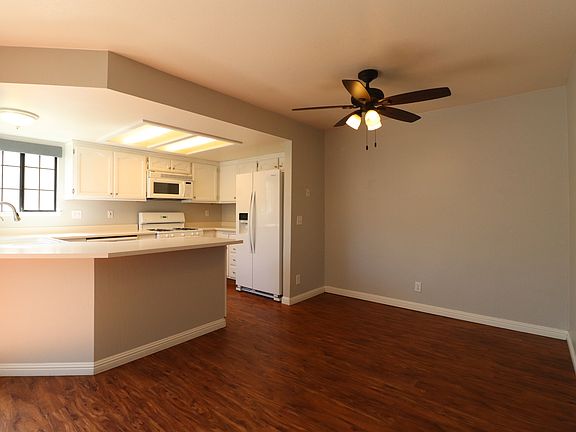 3rd image of 325 Sunnyslope Ln
