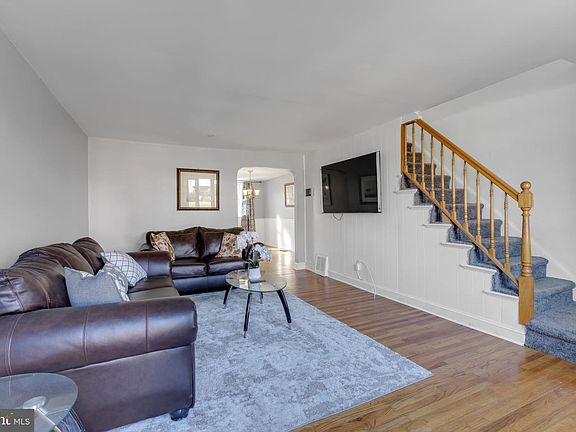 3rd image of 228 Pine St