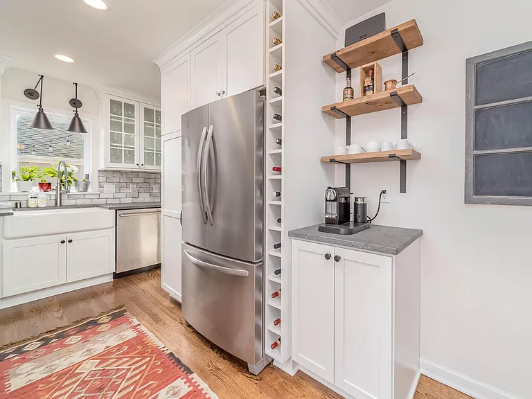 5170 N Bay Ridge Ave — Photo 3