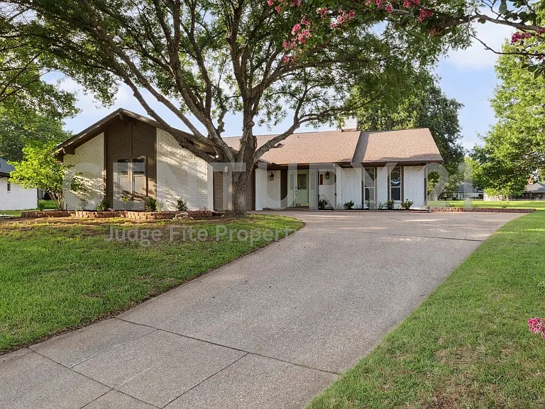 1308 Clubhouse Ct — Photo 7