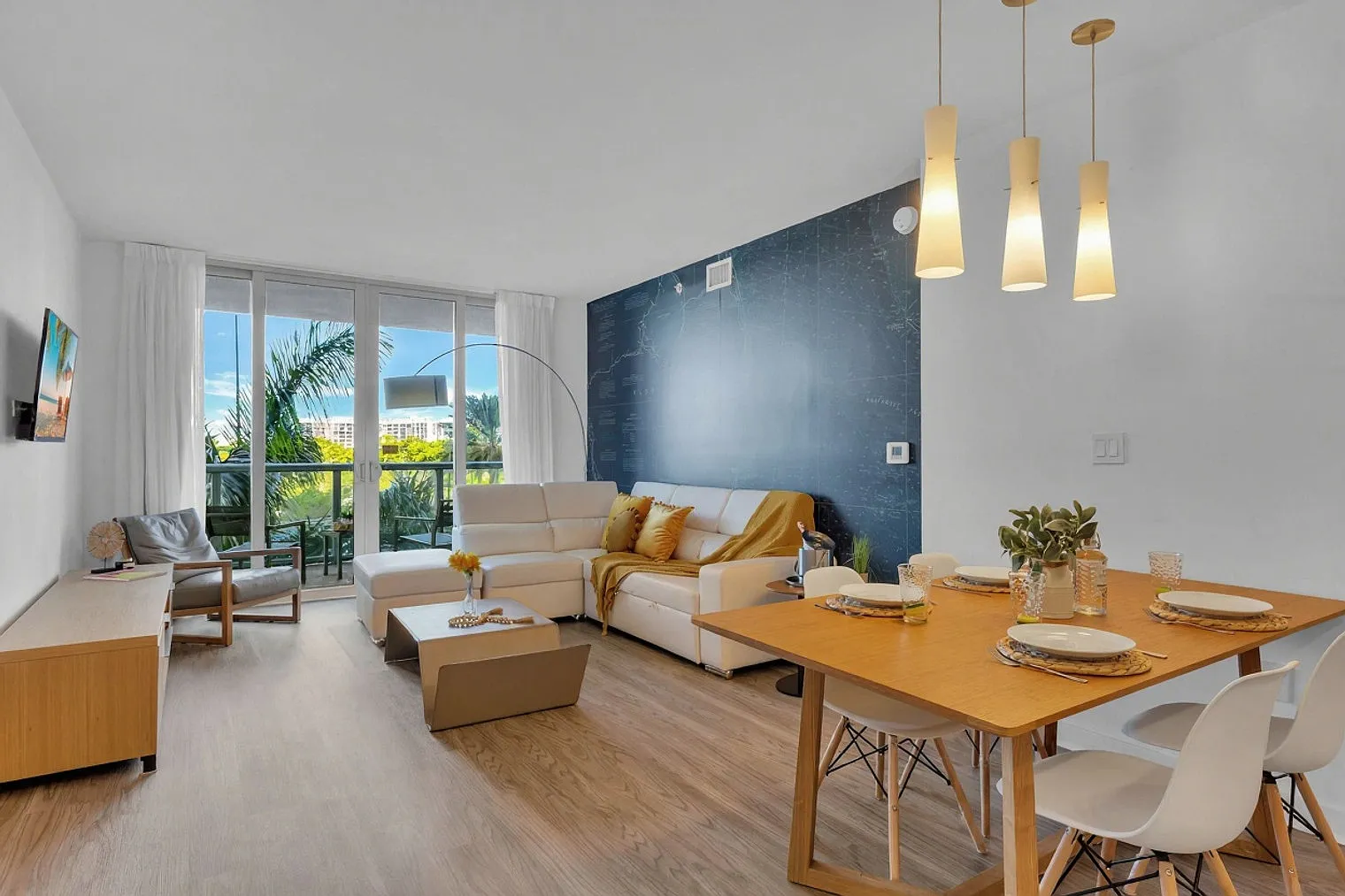 2 bed, 2.0 bath, 990 sqft, $4,392 — Photo 4