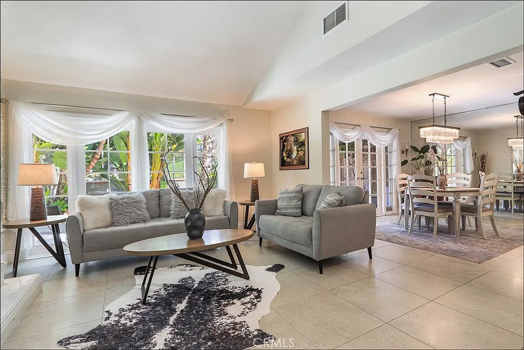3 bed, 2.5 bath, 1960 sqft, $4,800 — Photo 2