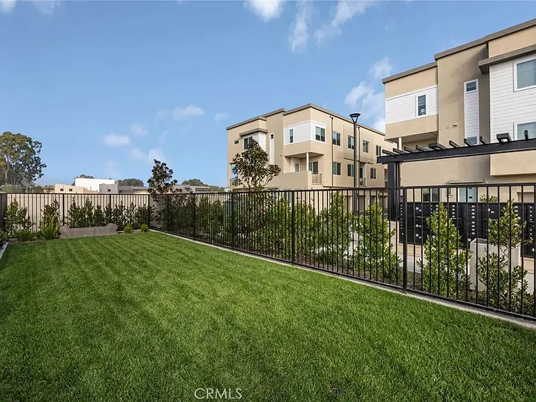 7268 Ellington Dr — Photo 29