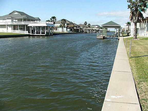 4th image of 1101 Lagoon Dr