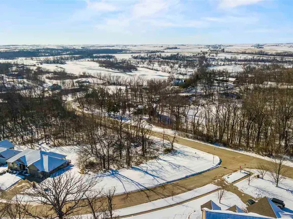 3717 Spring Valley Pl NE, Cedar Rapids, IA 52411