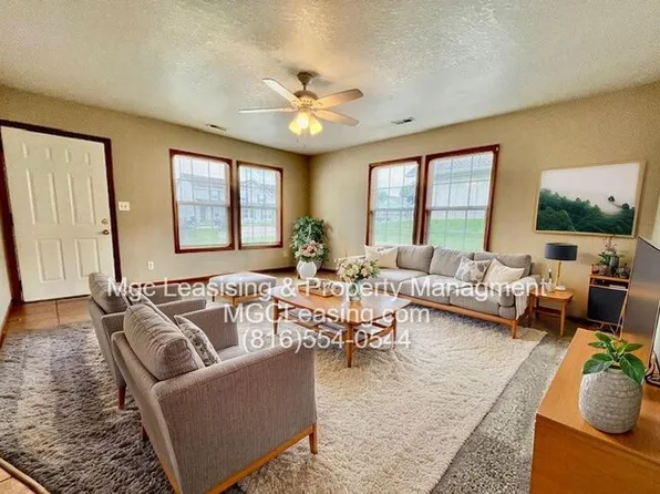 622 Willow Ln APT A, Peculiar, MO 64078